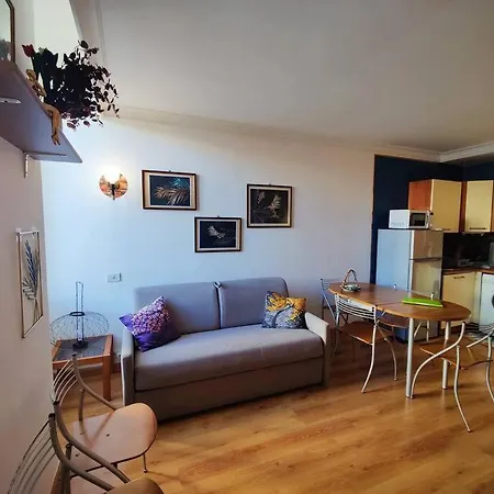 Lejlighed Close To Beaches And Shops, Up 6 Pers *