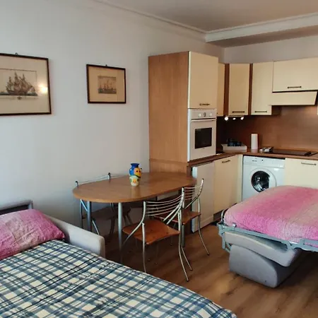 Lejlighed Close To Beaches And Shops, Up 6 Pers
