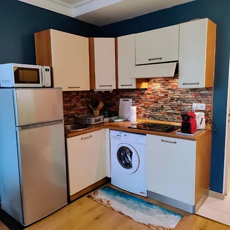 Close To Beaches And Shops, Up 6 Pers