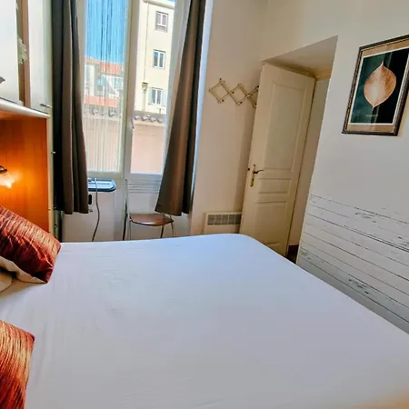 Close To Beaches And Shops, Up 6 Pers Apartment *